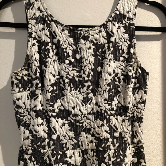 Le Lis Maude Textured Knit Dress in XS - Picture 3 of 5